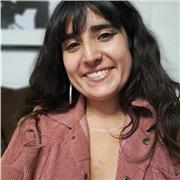 Profesora de Historia y Ciencias Sociales realiza clases para fortalecer conocimientos y preparar evaluaciones